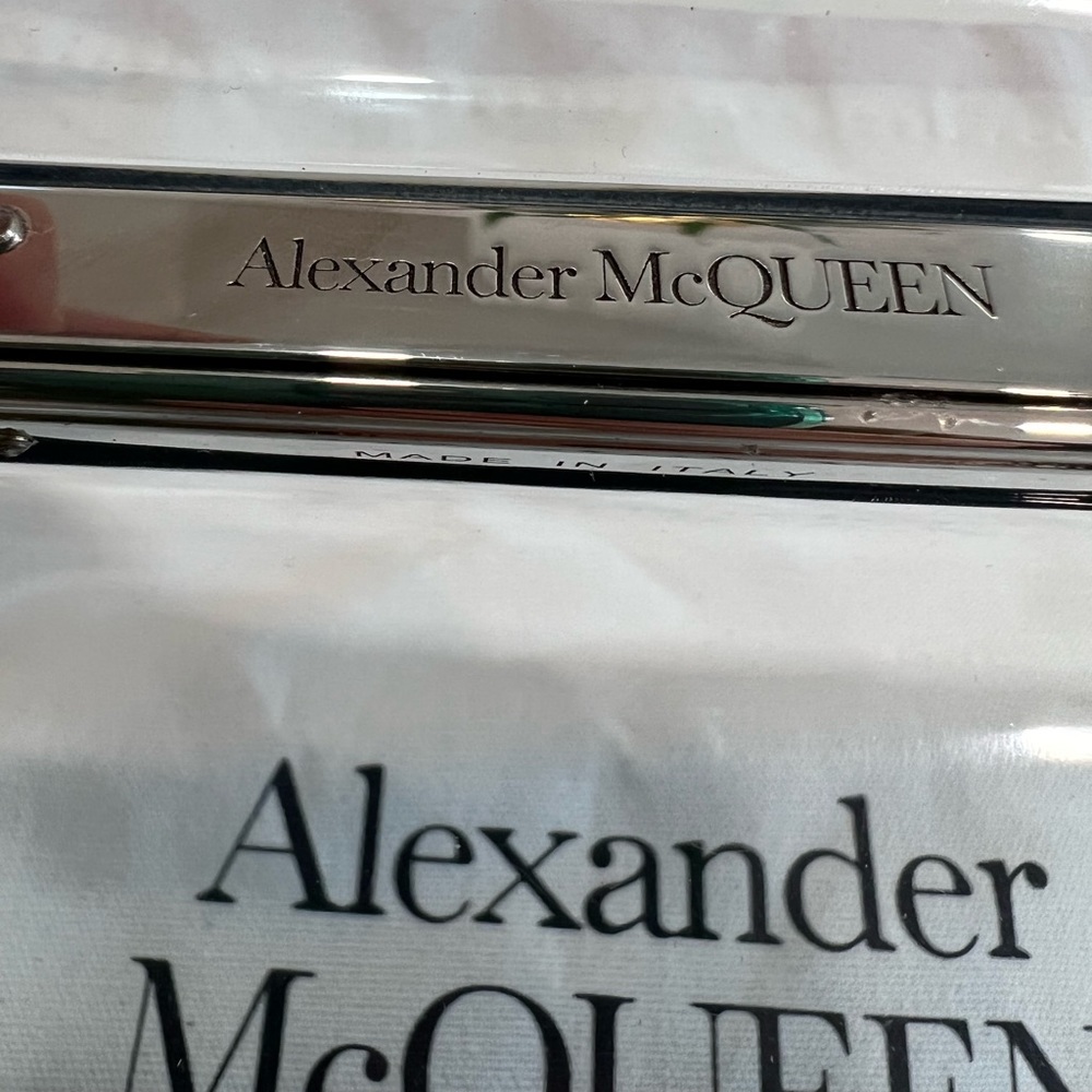 Alexander McQueen Skull Four Ring embellished acrylic clutch - Picture 14 of 14